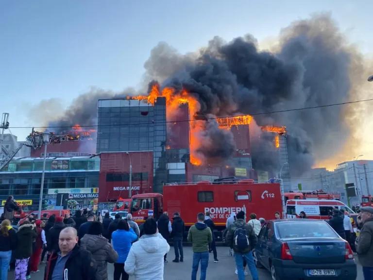 Incendiu-puternic-izbucnit-la-centrul-comercial-Prosper-din-Bucuresti.-Pompierii-incearca-sa-stinga-