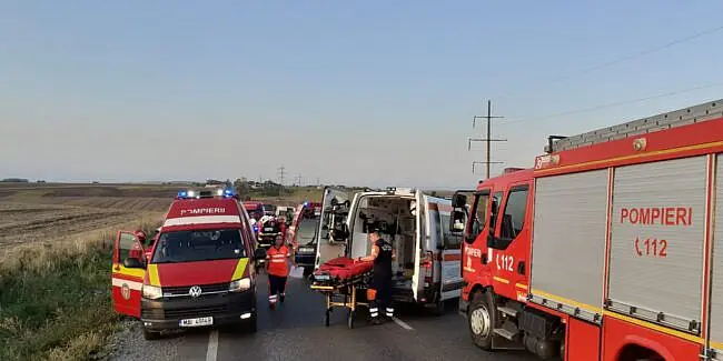 O mamă cu trei copii loviți de un TIR