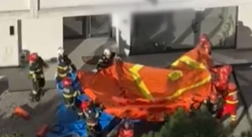 A murit deși a căzut pe salteaua pompierilor. Greșeala fatală a salvatorilor, filmată de martori