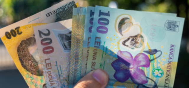 Anunț oficial pentru PĂRINȚI: Alocațiile din luna aprilie vor intra pe card la DATA de...