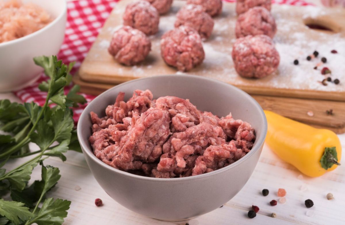 Greșeala uriașă pe care o faci când dezgheți carnea tocată: De ce nu trebuie să o mai lași niciodată pe blatul din bucătărie!