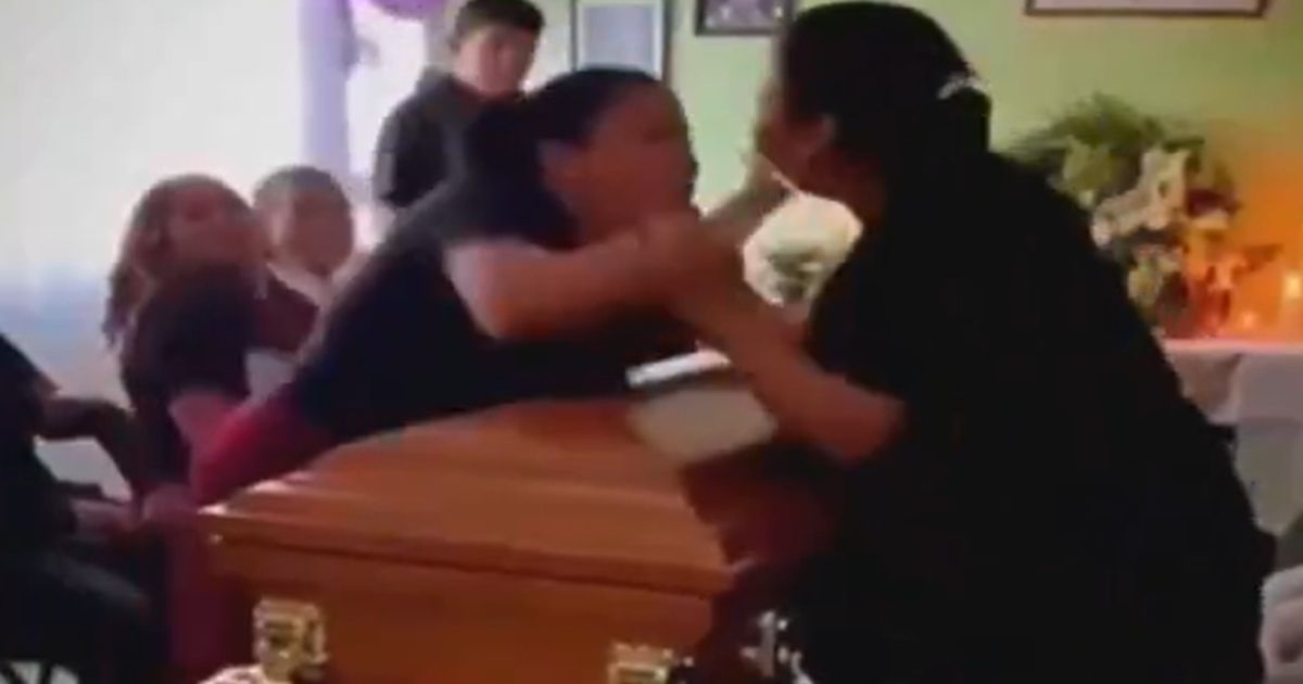 BĂTAIE cruntă peste sicriu după ce două femei au aflat că…