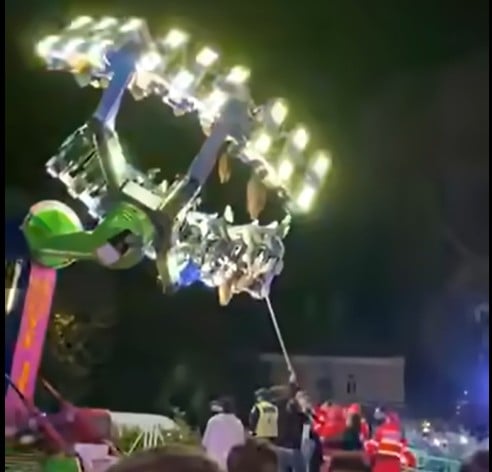 Zeci de tineri au rămas blocați cu CAPUL ÎN JOS după ce caruselul...