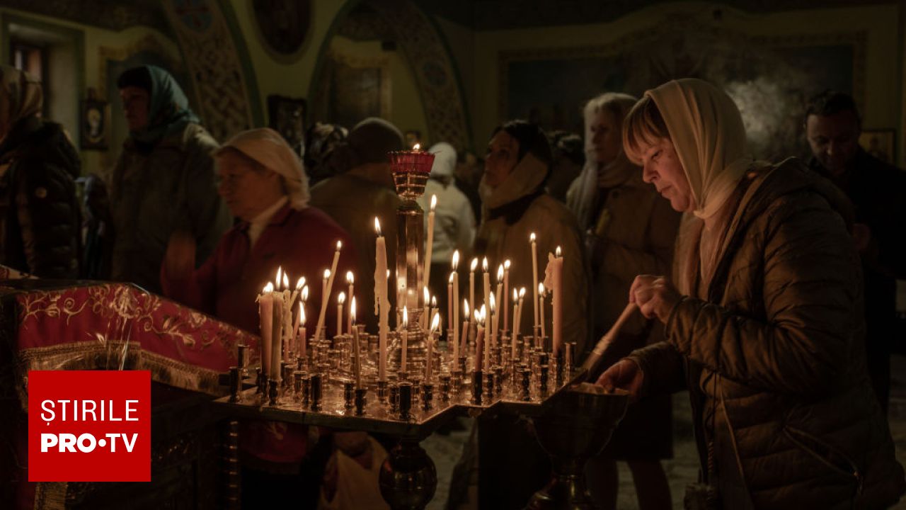 Ce trebuie să porți OBLIGATORIU la slujba de Înviere pentru a simboliza…