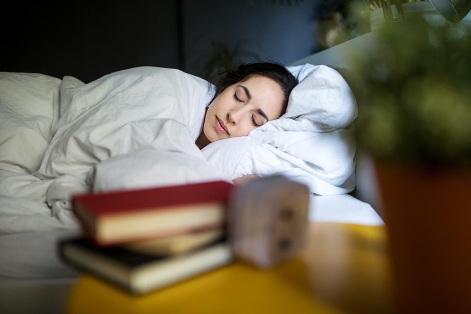 TRADIȚIA spune că vei avea NOROC dacă pui acest obiect sub pernă…