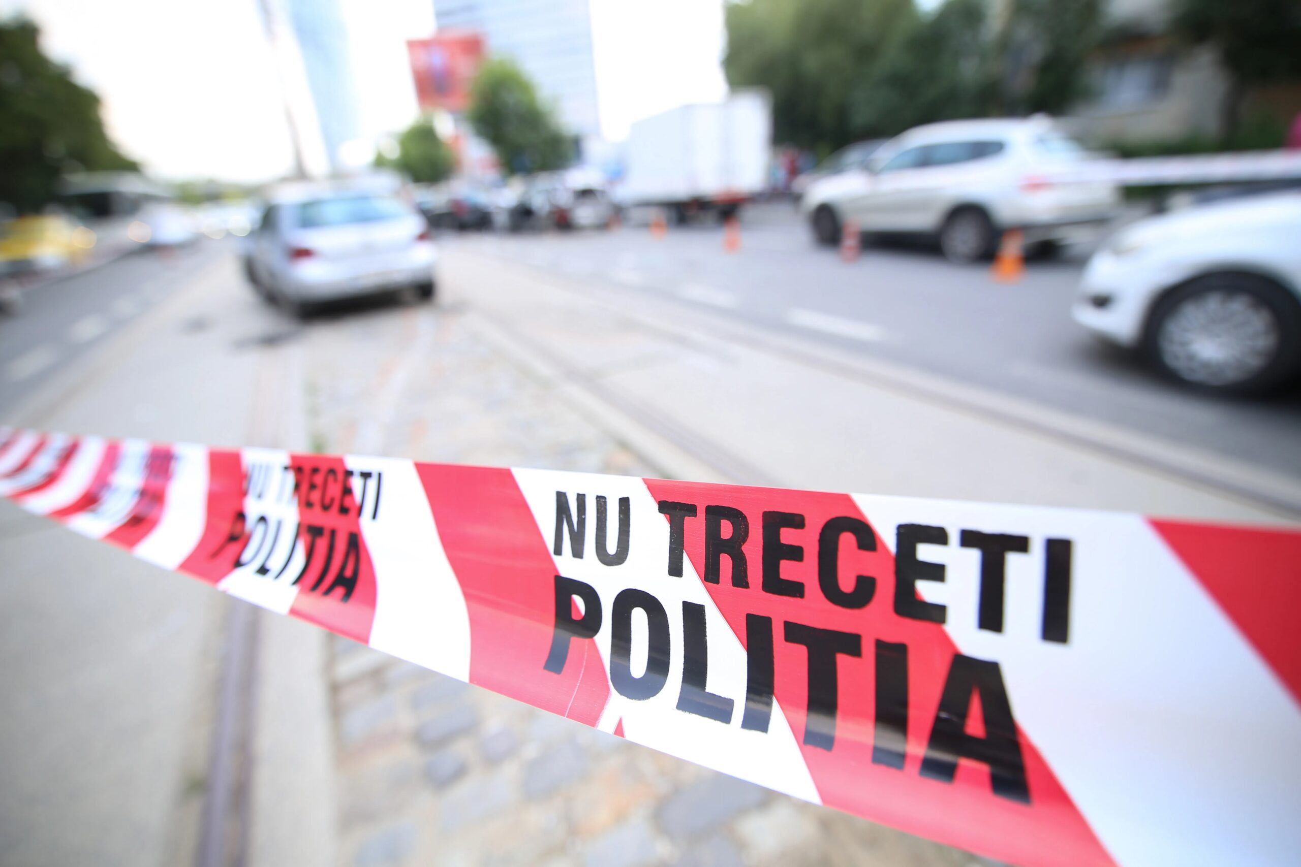 Două mașini S-AU CIOCNIT violent, iar unul dintre vehicule a fost proiectat peste…