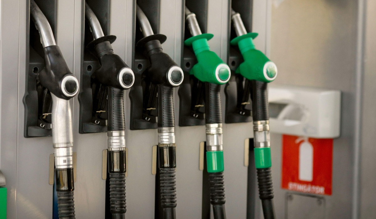 ANOMALIE incredibilă la pompele de carburant! Motorina standard a devenit mai SCUMPĂ decât…