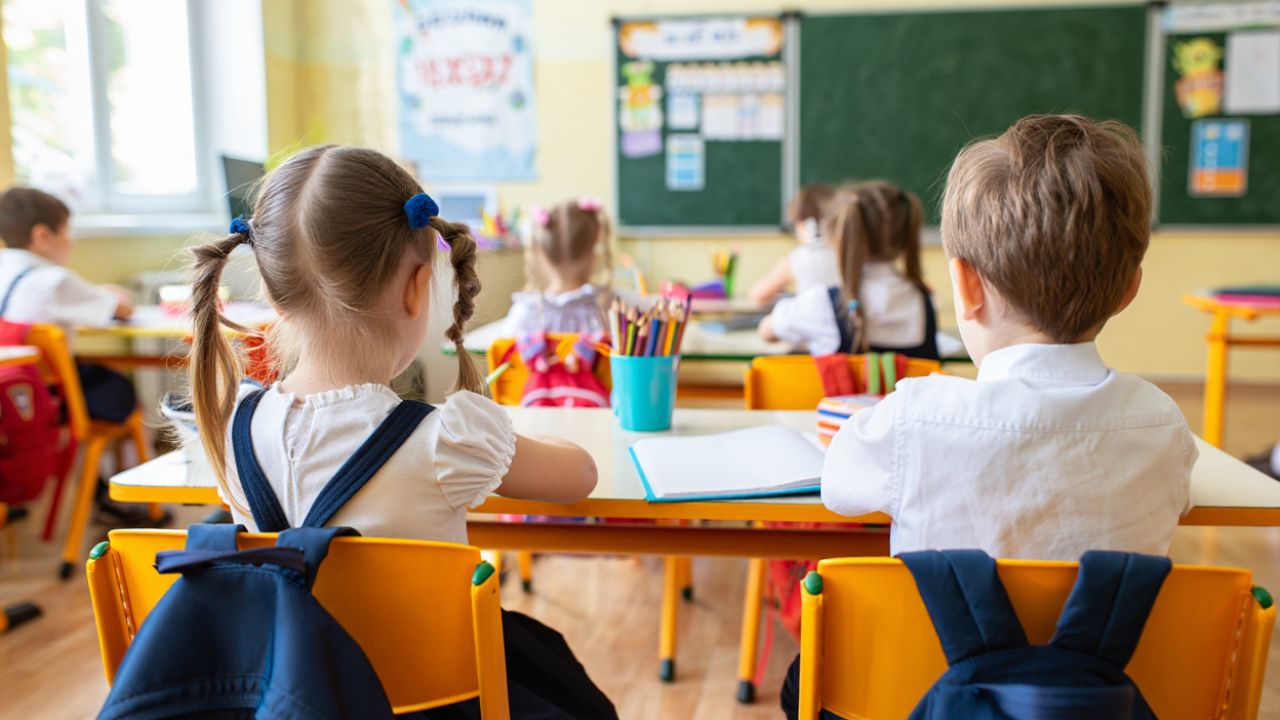 TRUCUL banal prin care mii de părinți obțin locuri la școli de ELITĂ...