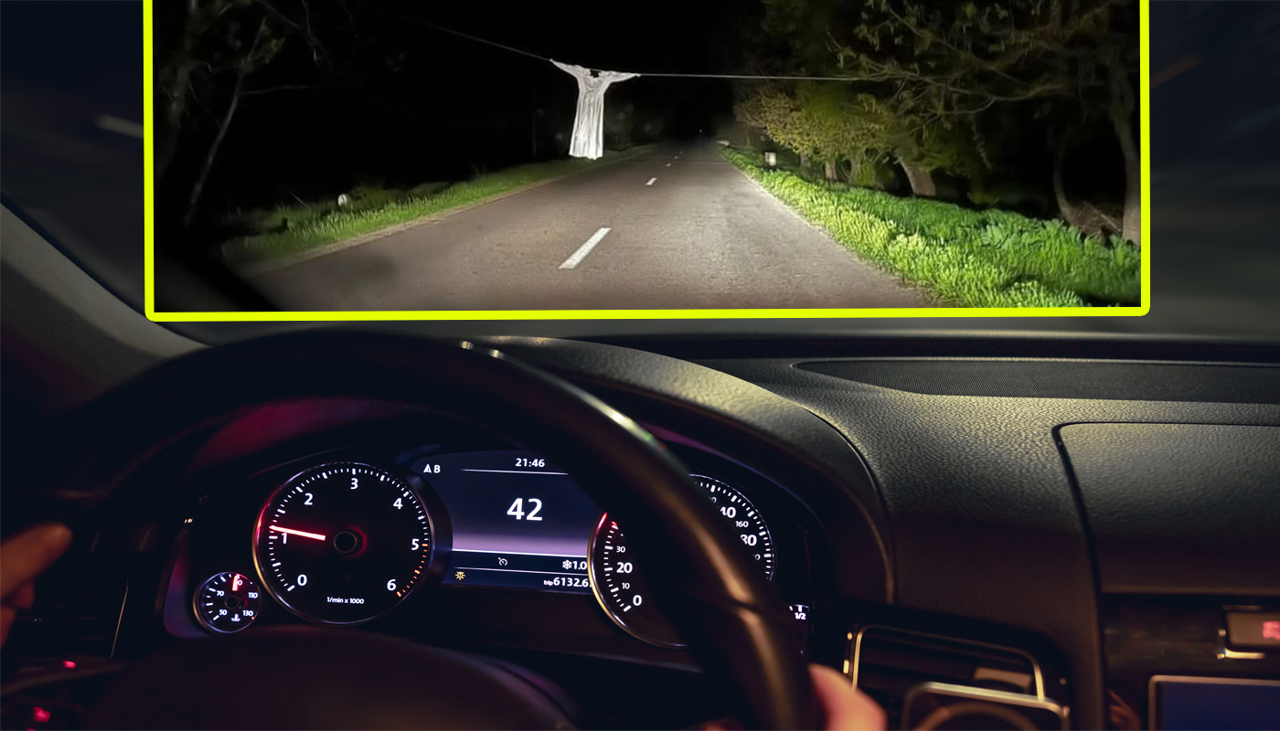 Șoferii s-au prăbușit de GROAZĂ când au văzut ce plutea pe mijlocul drumului…