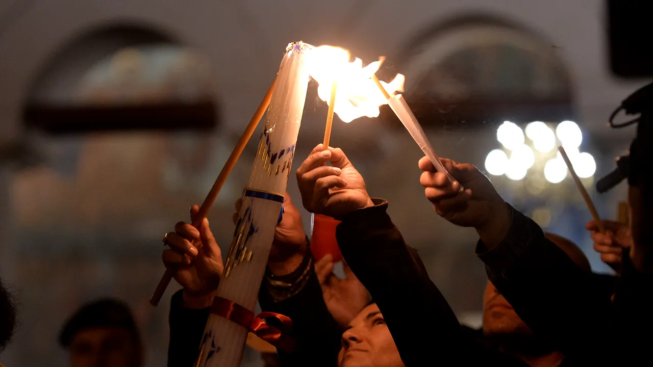 Iată MOMENTUL exact din noaptea de Înviere când se împarte Lumina Sfântă la…