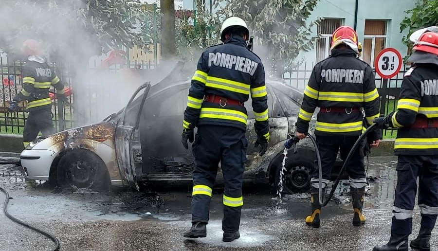 MAȘINA i-a luat foc din senin în trafic, însă șoferul a scăpat doar pentru că…