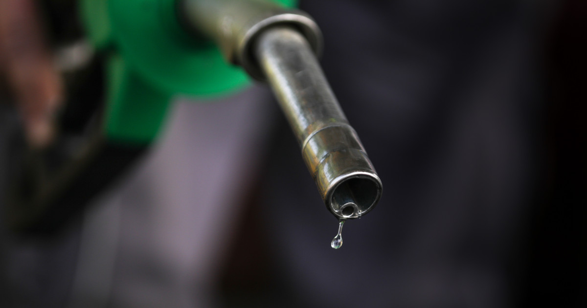 O NOUĂ SCĂDERE la benzinării: Iată cât a ajuns să coste astăzi litrul de…