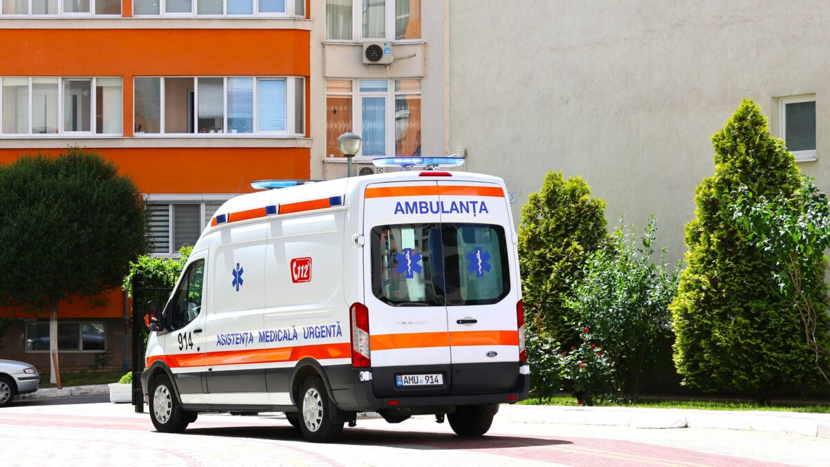 Mulți șoferi urmăresc AMBULANȚA în trafic, însă Codul Rutier prevede clar că…