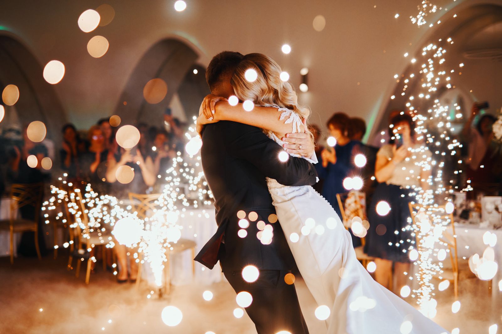 Românii au început să REFUZE invitațiile la nuntă și aleg să…