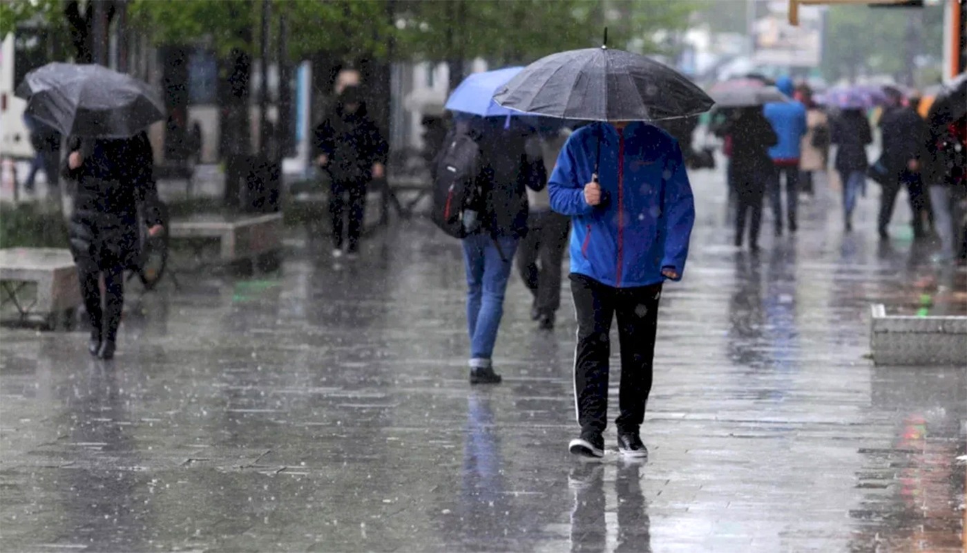 Schimbare RADICALĂ de temperaturi: Meteorologii au anunțat data când încep furtunile și...