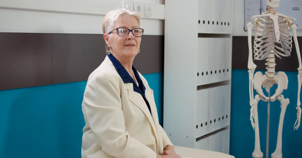 O doctoriță de 70 de ani se REVOLTĂ din cauza veniturilor sale de...