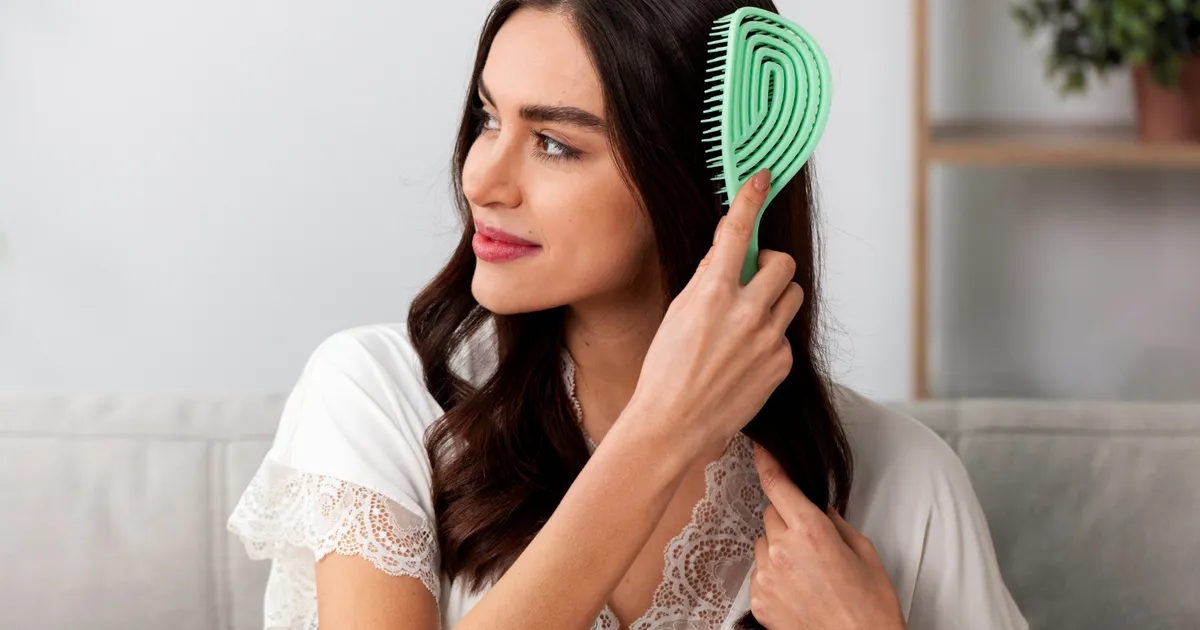 GREȘEALA care îți distruge părul: de câte ori trebuie spălată, de fapt, peria...