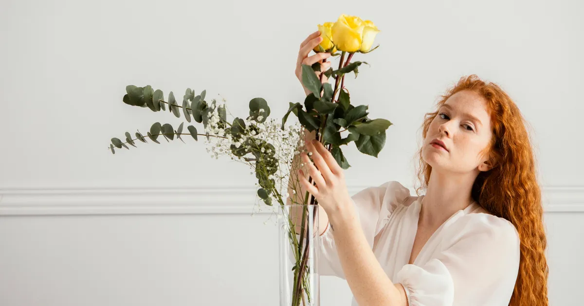 TRUCUL neobișnuit care îți menține florile proaspete dacă pui în vază puțin...