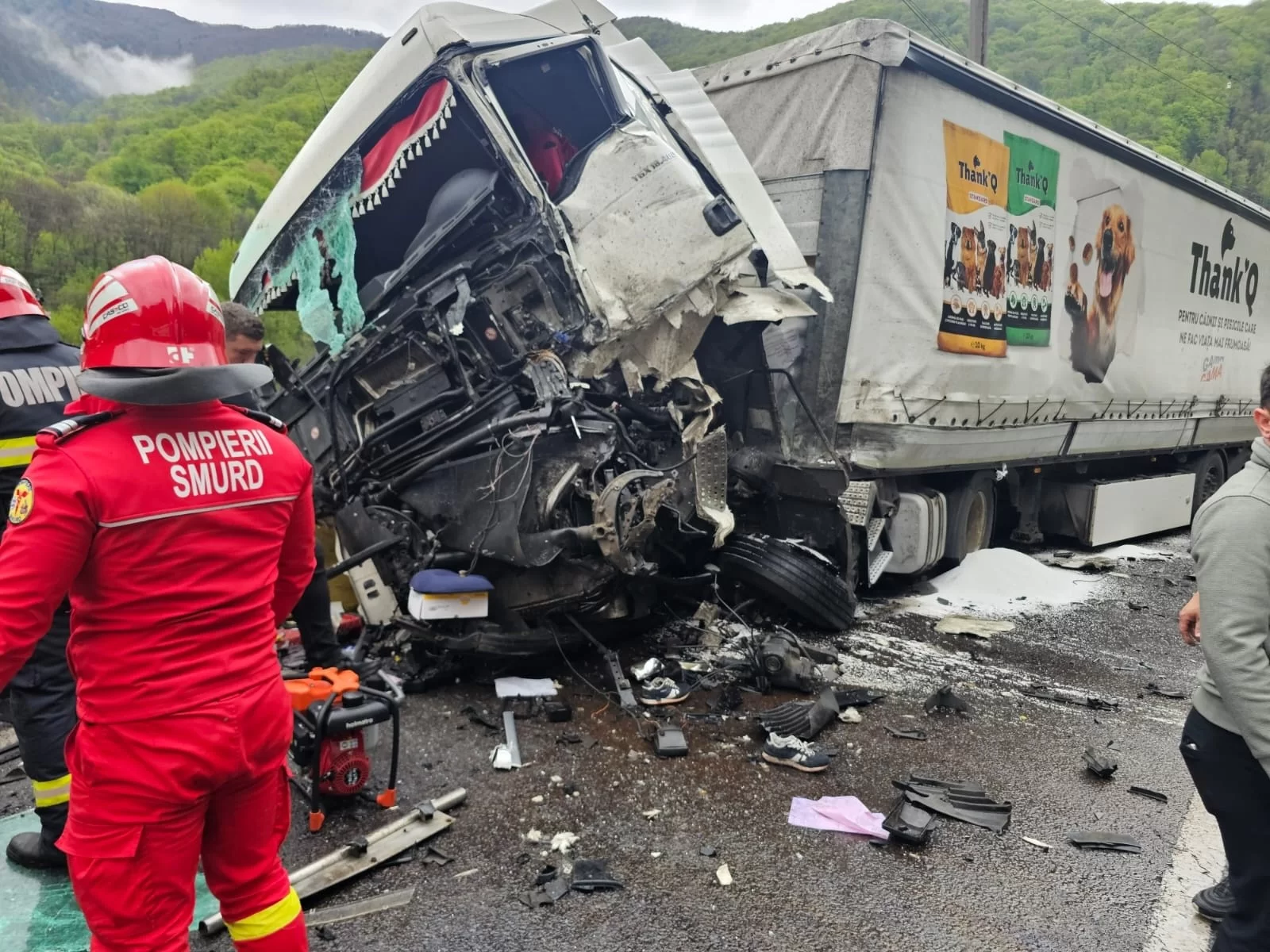 Impact DEVASTATOR între două autotrenuri, iar salvatorii au găsit în cabină un…
