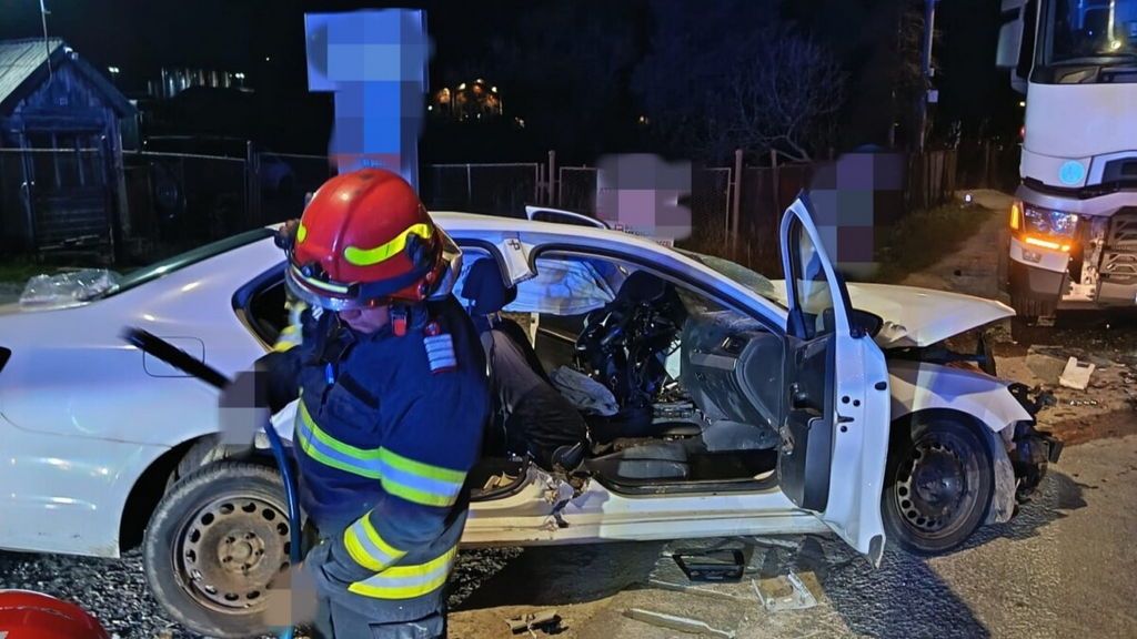 Impact FRONTAL între un autoturism și un camion din cauza a ceea ce făcuse ȘOFERUL…