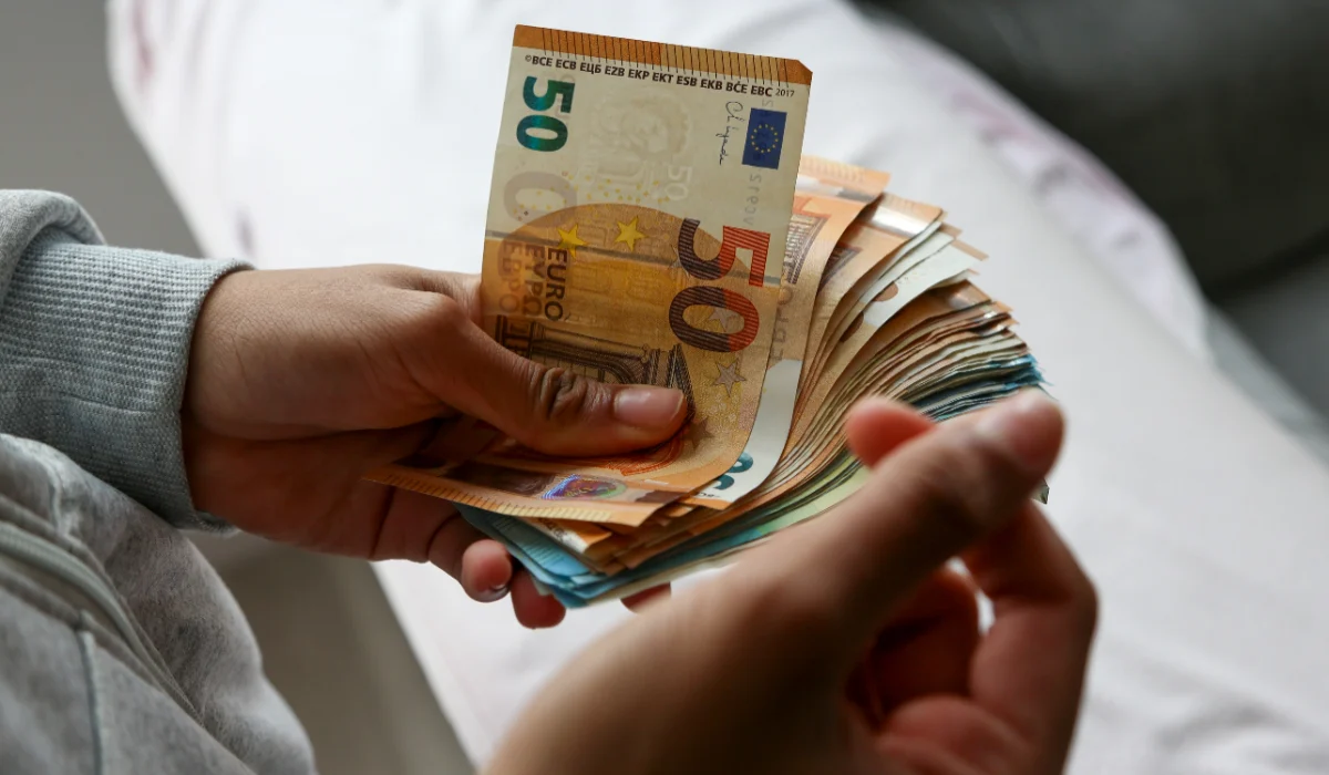 A găsit un plic plin cu BANI în biroul șefului, iar REACȚIA lui a fost…