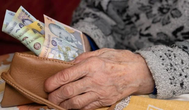 Milioane de pensionari primesc bani în MAI, însă mulți pierd ajutorul dacă…