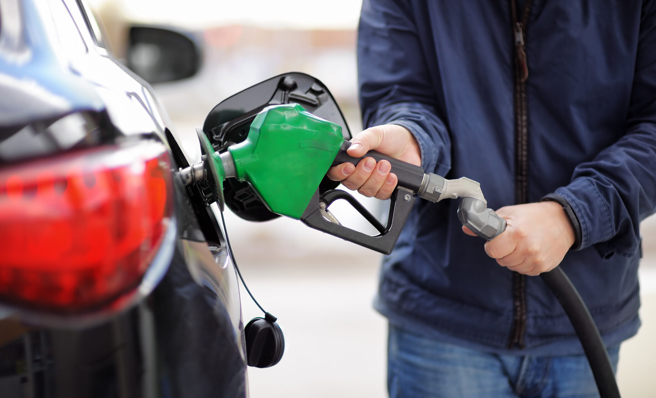 Prețurile la benzină și motorină AU SCĂZUT, dar românii plătesc în continuare cel mai...