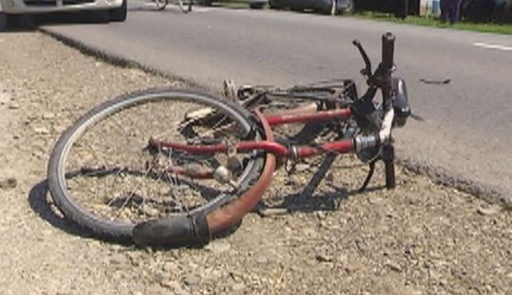 SCENA INCREDIBILĂ pe drum după ce doi bicicliști s-au izbit frontal din cauza…