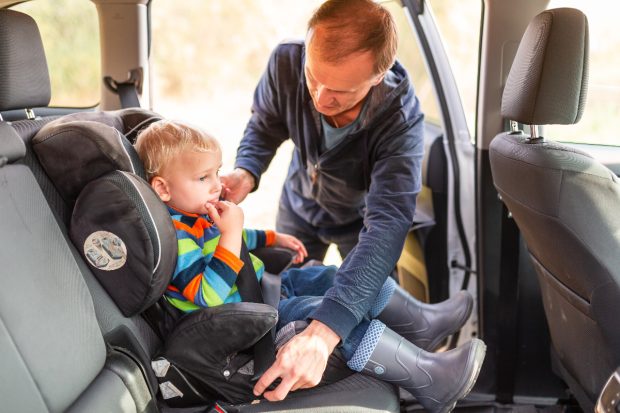 Părinții sunt OBLIGAȚI să folosească înălțătorul auto doar dacă minorul are sub…