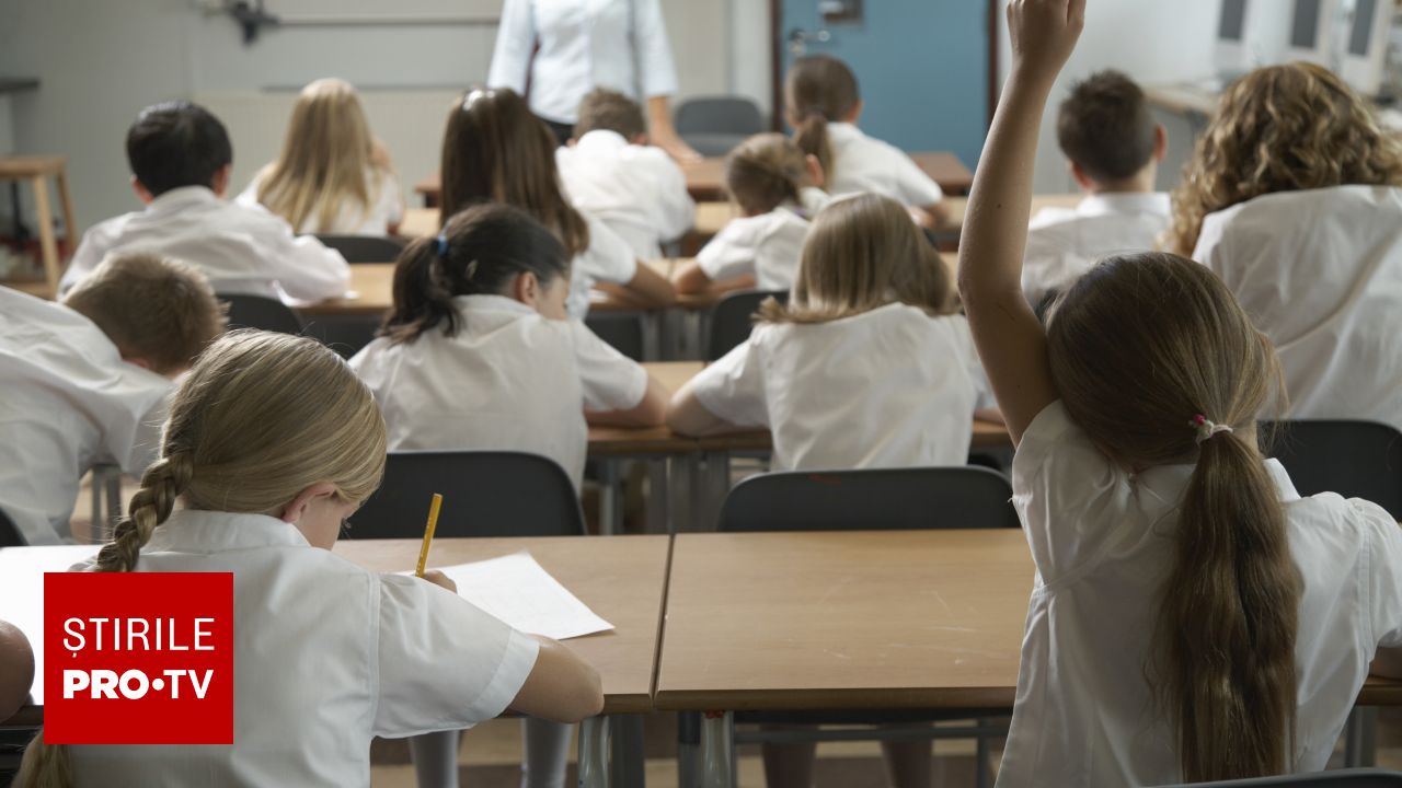 O profesoară a scos o FOARFECĂ în timpul orei și a început să le…