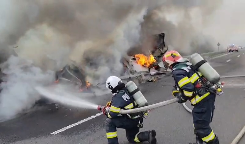 Un camion plin cu fructe a LUAT FOC, iar circulația a fost subit...