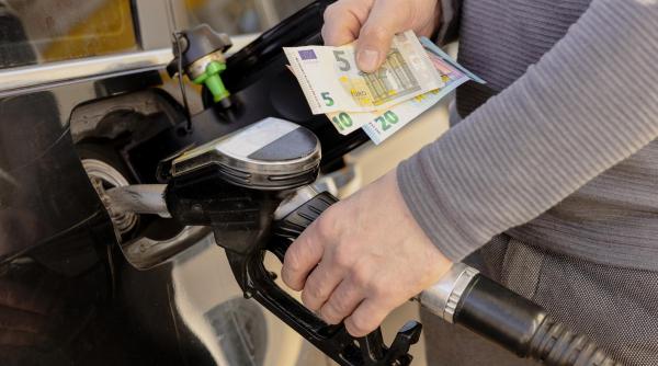Guvernul elimină ACCIZELE reduse la carburant, însă vor beneficia de AJUTOR doar…