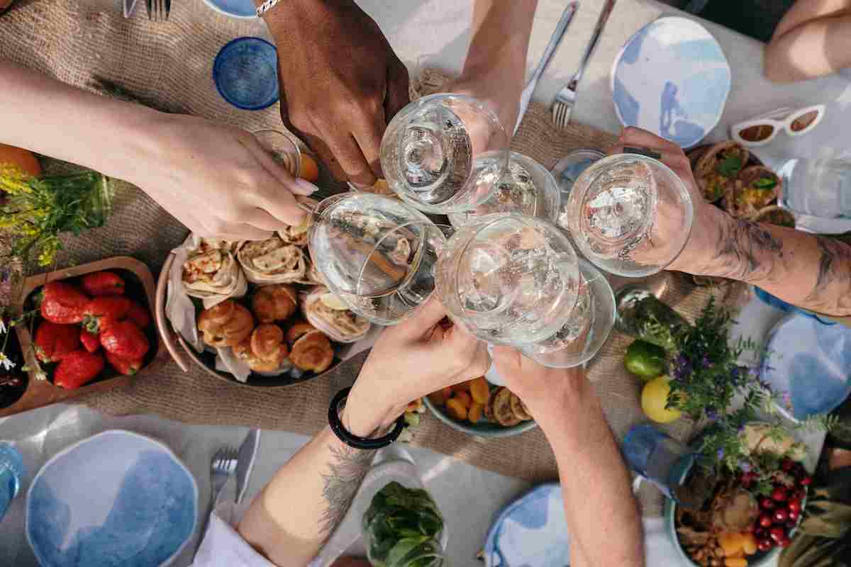 Dacă mergi în vizită de PAȘTE, iată ce trebuie să îi oferi GAZDEI ca să...