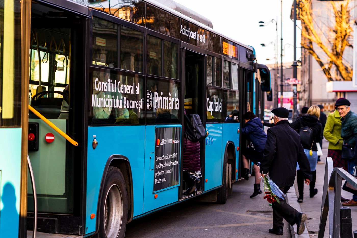 Suma pe care o ACHIȚI lunar pentru transportul cu metroul și autobuzul este…