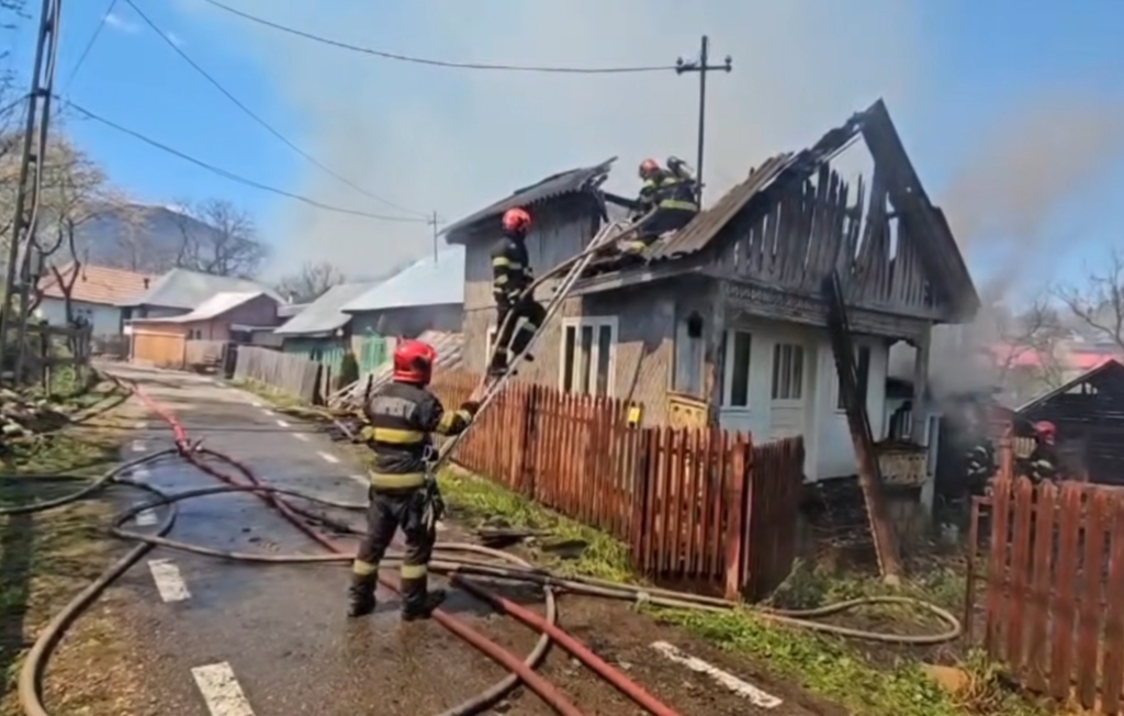 DEZASTRU total după un incendiu violent, numărul gospodăriilor distruse a ajuns la…