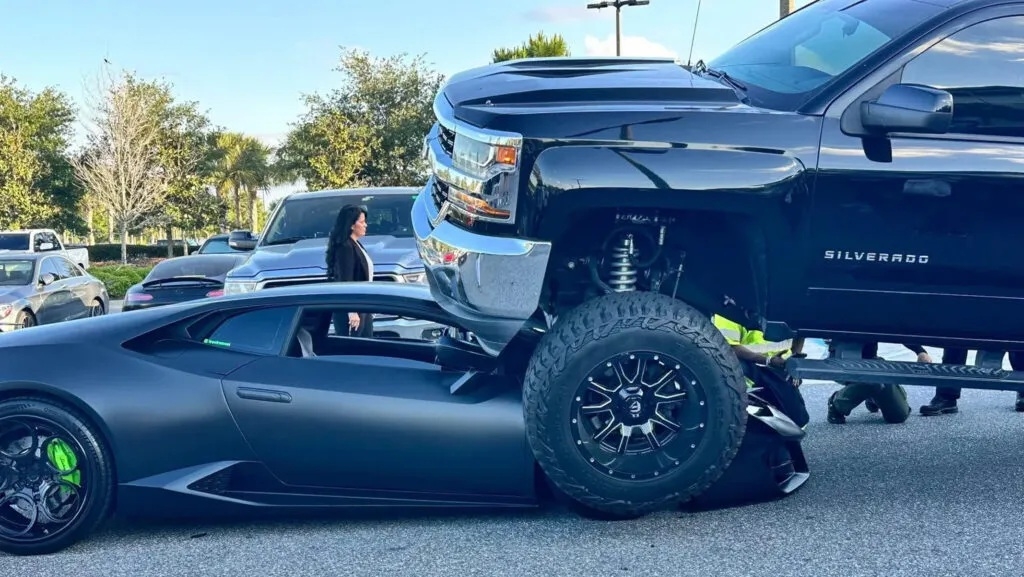 O șoferiță a STRIVIT un Lamborghini de lux pentru că nu a văzut…