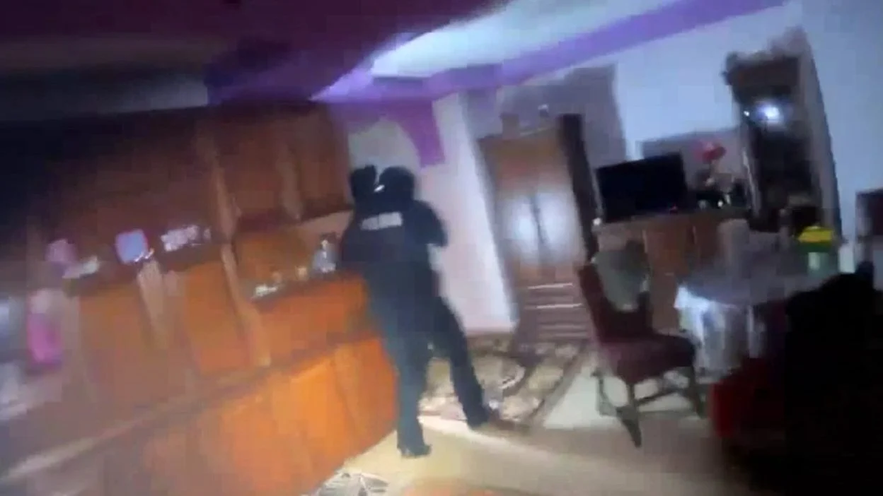 FILMARE din timpul intervenției SAS. După ce polițiștii au strigat, bărbatul a…