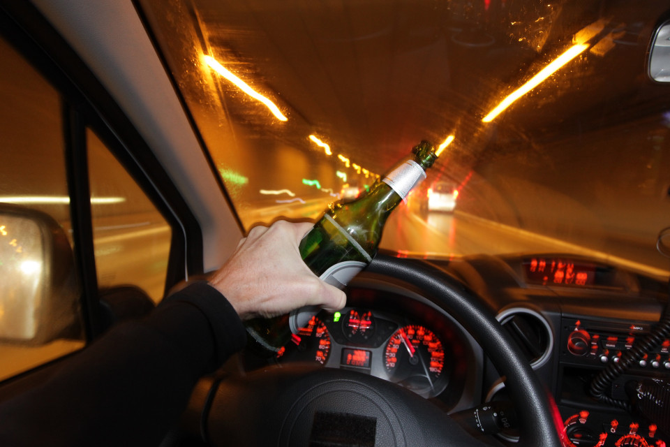 Dacă ai băut o BERE, poți urca la volan doar după ce trec…