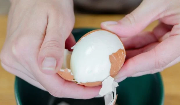 Adaugă UN SINGUR INGREDIENT în apa în care fierbi ouăle ca să se decojească…
