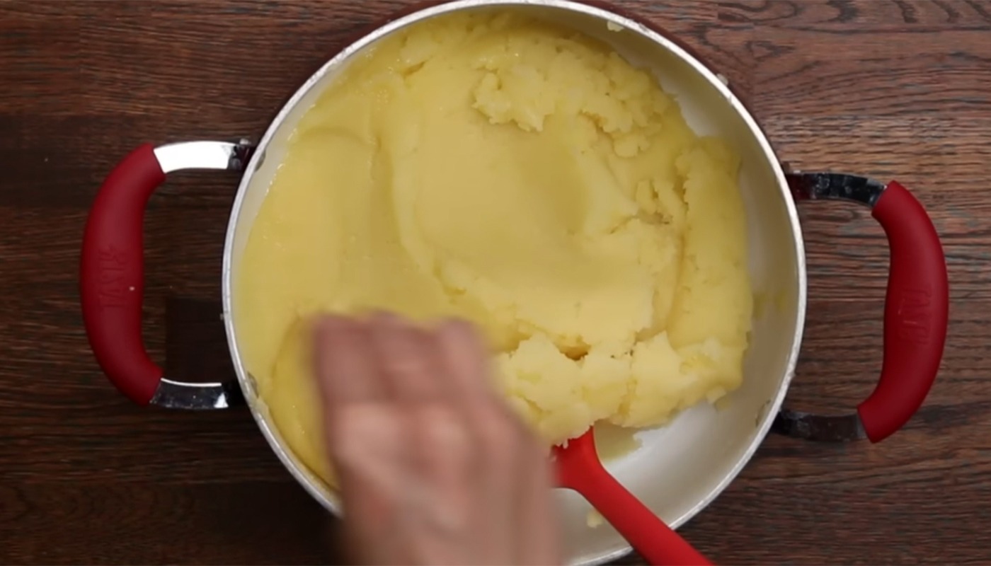Ingredientul BANAL care distruge textura piureului de cartofi dacă îl adaugi este…