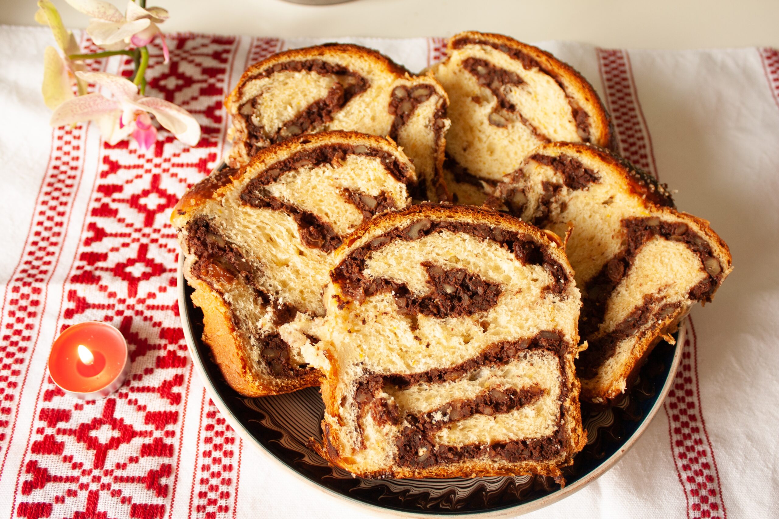 MEDICII avertizează: Iată câte CALORII conține, de fapt, o singură FELIE de cozonac…