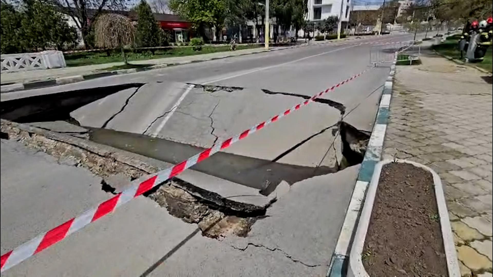 O dubă a trecut MILIMETRIC pe lângă craterul uriaș care a înghițit…