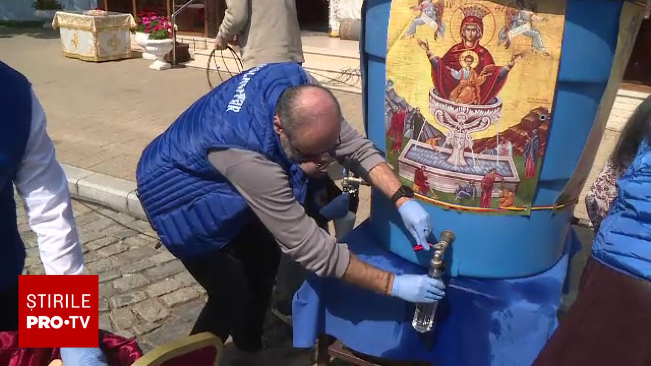 REGULĂ NOUĂ la Patriarhie după ce credincioșii au confundat sticlele de agheasmă cu…