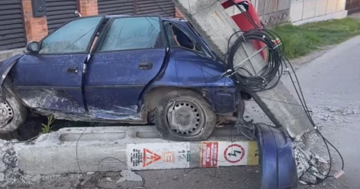 Impactul a fost DEVASTATOR, iar stâlpul de beton s-a rupt după ce un șofer…