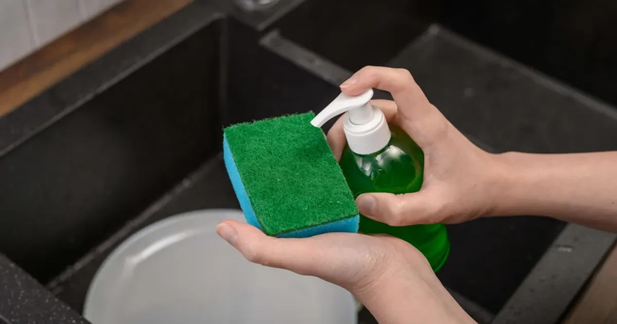 Pune un BURETE de vase în sertarul frigiderului și vei vedea ce se ÎNTÂMPLĂ cu…
