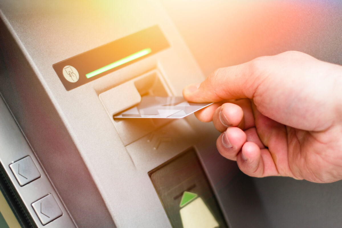 GESTUL banal pe care îl fac toți românii la BANCOMAT îți poate lăsa…
