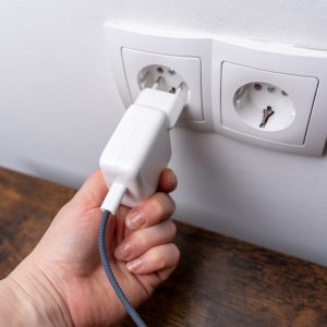 Dacă auzi un BÂZÂIT în priză, trebuie să…