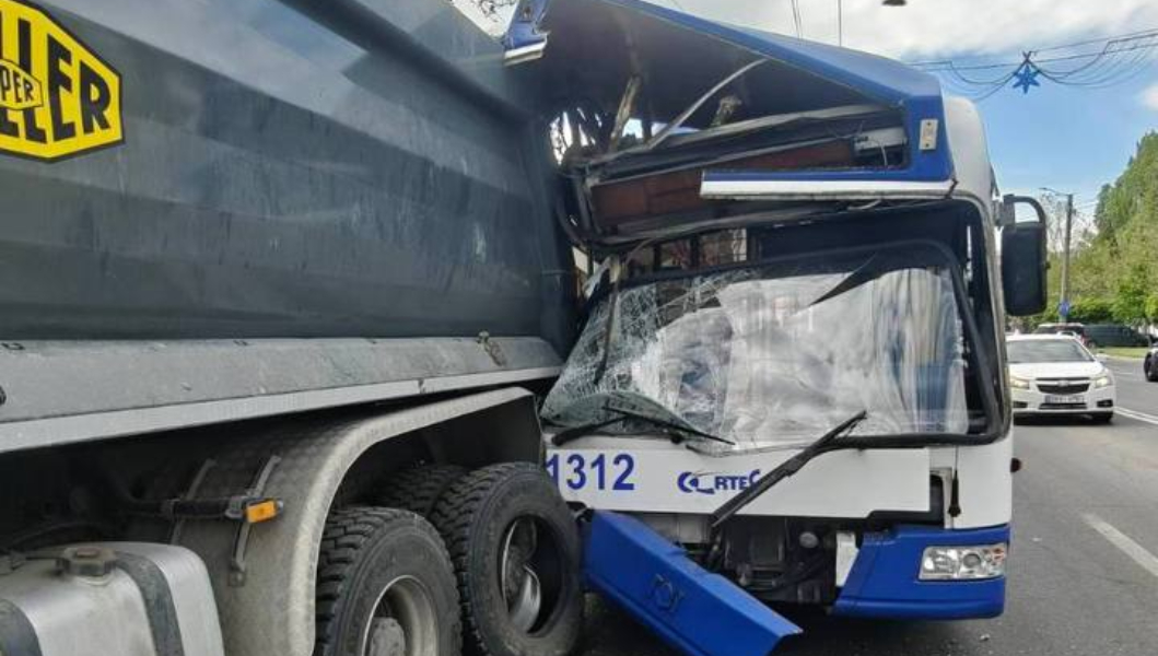 Părinții copilului aflat în troleibuz DEZVĂLUIE ce făcea șoferul în momentul impactului violent cu…