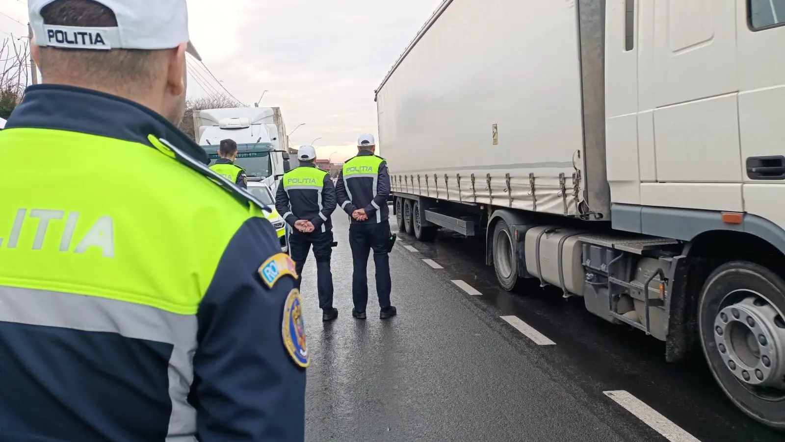 Un șofer de TIR a rămas FĂRĂ permis și camionul imobilizat după ce polițiștii au găsit…