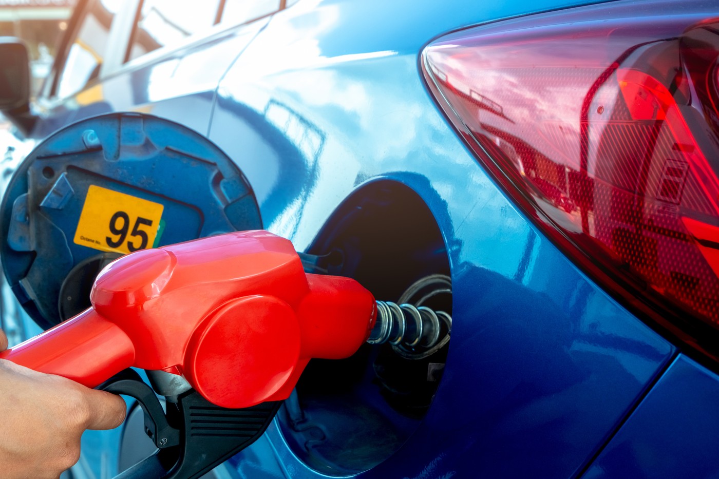 PREȚURILE explodează la benzinării, iar un litru de motorină ar putea AJUNGE la…
